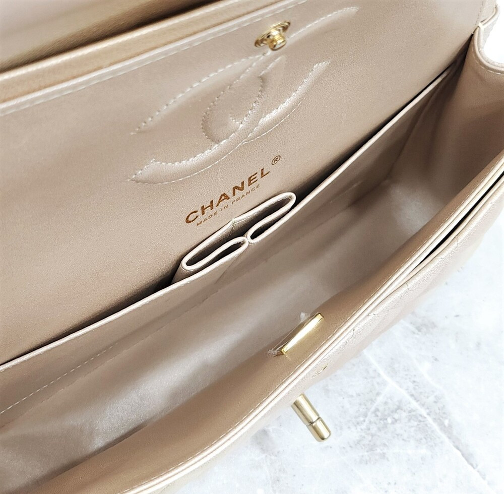 [럭스유] 샤넬 클래식 미디움 플랩백 신형내장칩