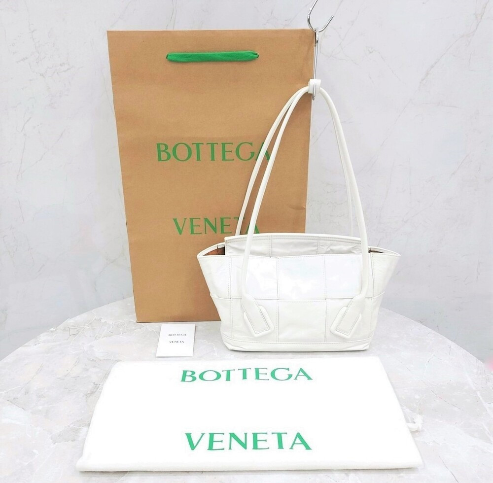 [럭스유] 보테가베네타 화이트 인트레치아토 아르코 백 스몰 666873