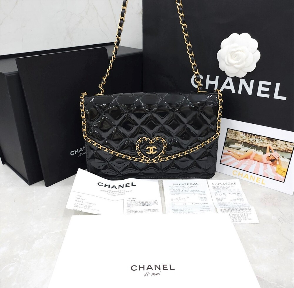 [럭스유] 샤넬 24C 하트 CC로고 페이던트 플랩 체인 숄더백 AS4900