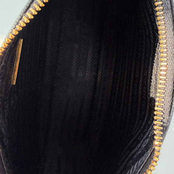 프라다 리에디션 사피아노 레더 숄더백 블랙 1BH204