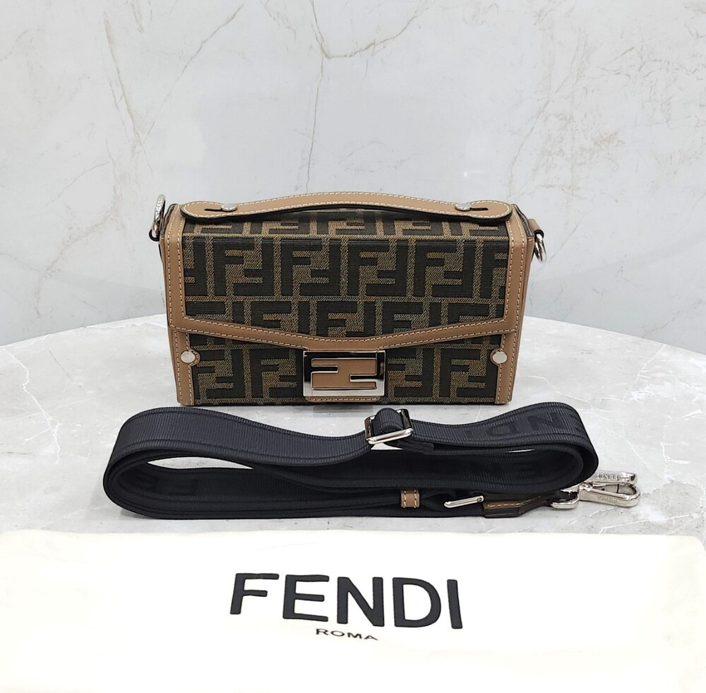 [럭스유] 펜디 FF 바게트 소프트 트렁크백 7VA565