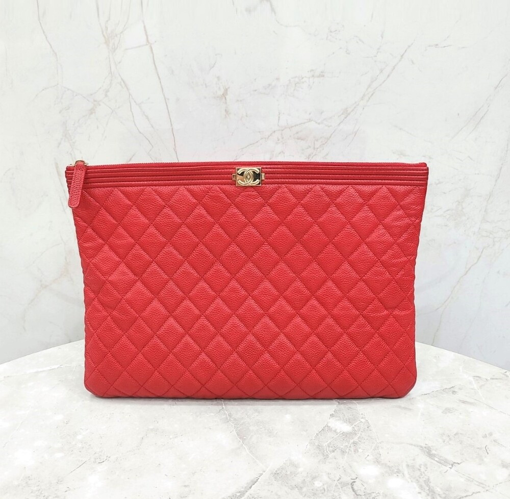 [럭스유] 샤넬 레드 보이 캐비어 뉴미듐 클러치백