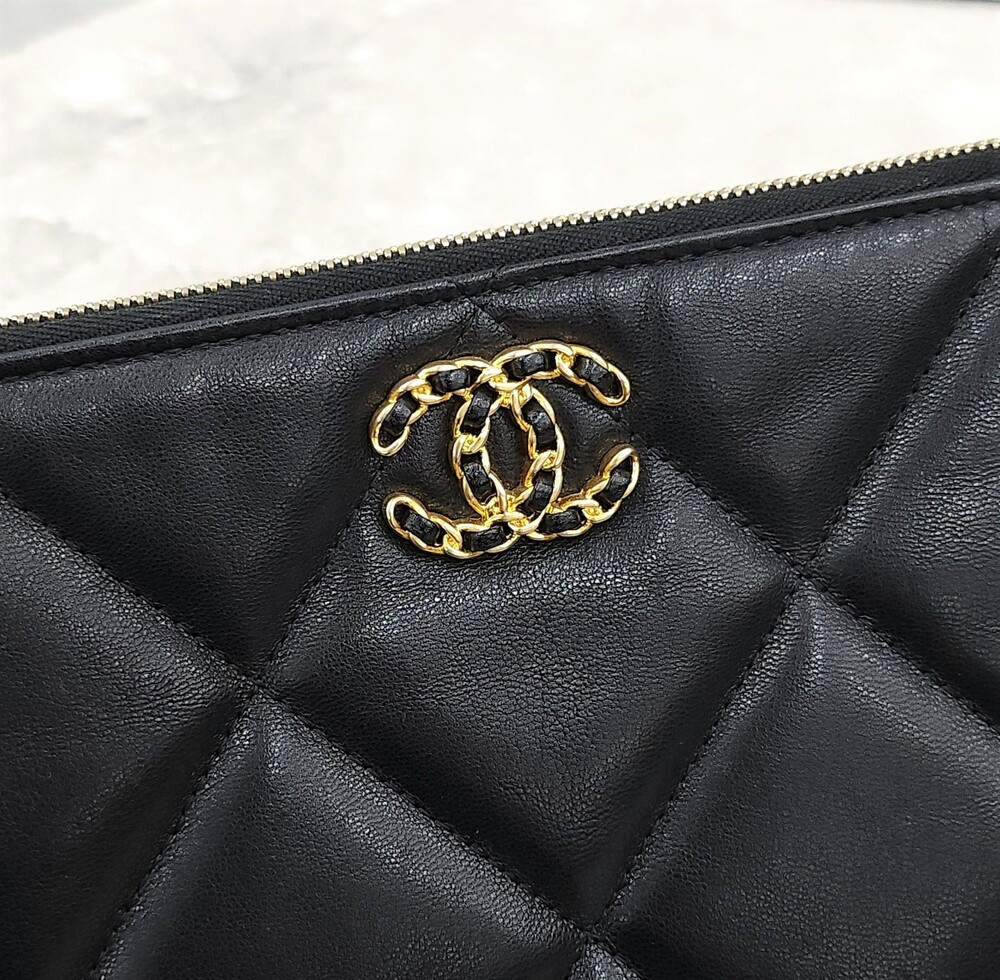 [럭스유] 샤넬 19 클러치 미디움 블랙 금장 AP0952