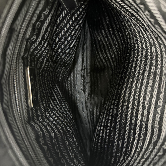 프라다 나일론 삼각로고 크로스백 2VH251