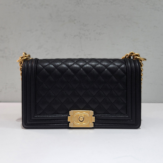 샤넬 캐비어 보이백 미듐 금장 숄더백 30번대 A67086