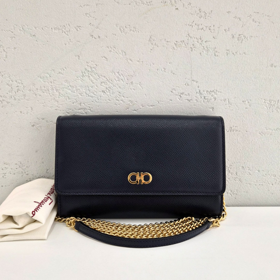 페레가모 간치니 미니 체인 크로스백 네이비 22-0017