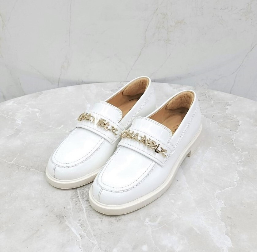 [럭스유] (새상품) 35.5 / 샤넬 페이던트 에나멜 화이트 체인 로퍼 G37430