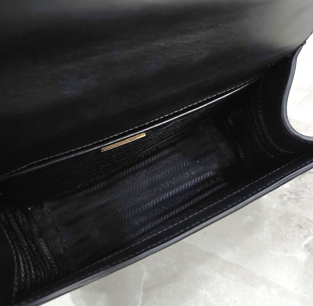 [럭스유] 프라다 삼각로고 사피아노 레더 엔벨로프 체인 숄더백 1BD200