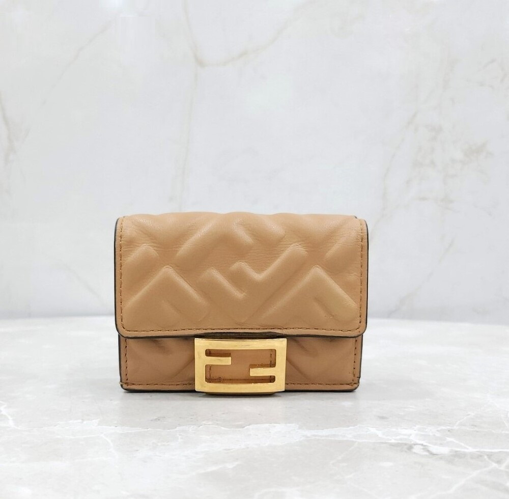 [럭스유] 펜디 바게트 마이크로 나파 트리폴드 지갑 8M0395