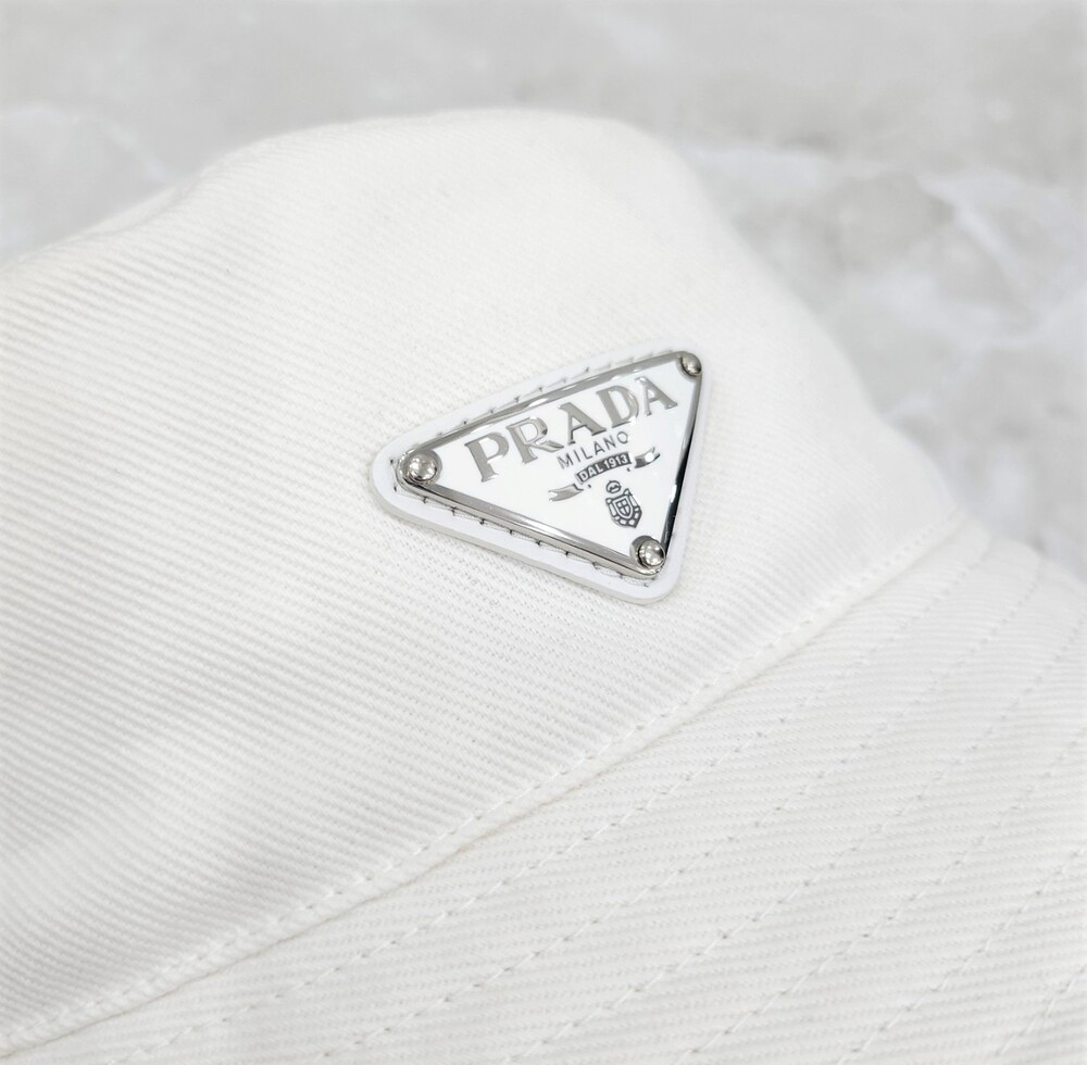 [럭스유] 프라다 화이트 삼각로고 리나일론 버킷햇 L  2HC137