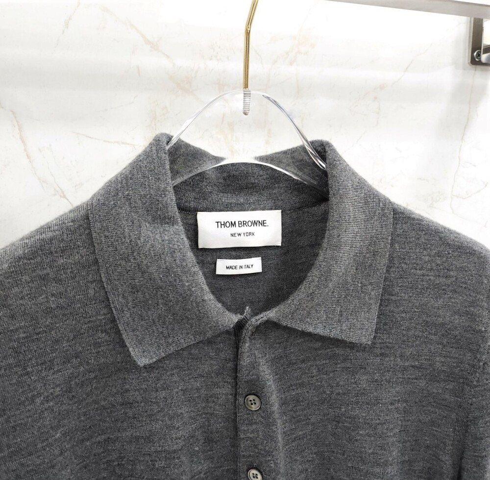 [럭스유] 3 / 톰브라운 차콜 그레이 사선완장 카라 니트 반팔 MKP048A