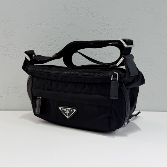 프라다 바이커백 스몰 리나일론 사피아노 크로스백 25년 제품 2VH171