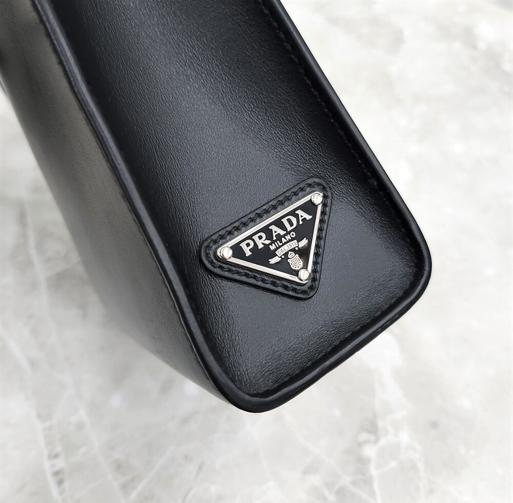 [럭스유] 프라다 엠보싱 로고 트라이앵글 미니 크로스백