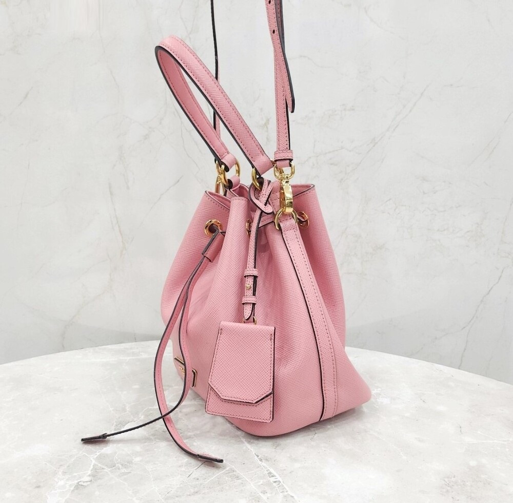 [럭스유] 프라다 사피아노 탑핸들 버킷백 페탈 핑크 1BE032