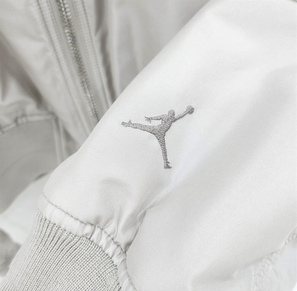 [럭스유] (새상품) 46 / 디올 X 에어 조던 한정판 그레이 윙 로고 자수 바시티 자켓