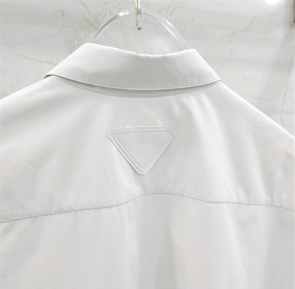 [럭스유] L / 프라다 트라이앵글 디테일 셔츠 SC753