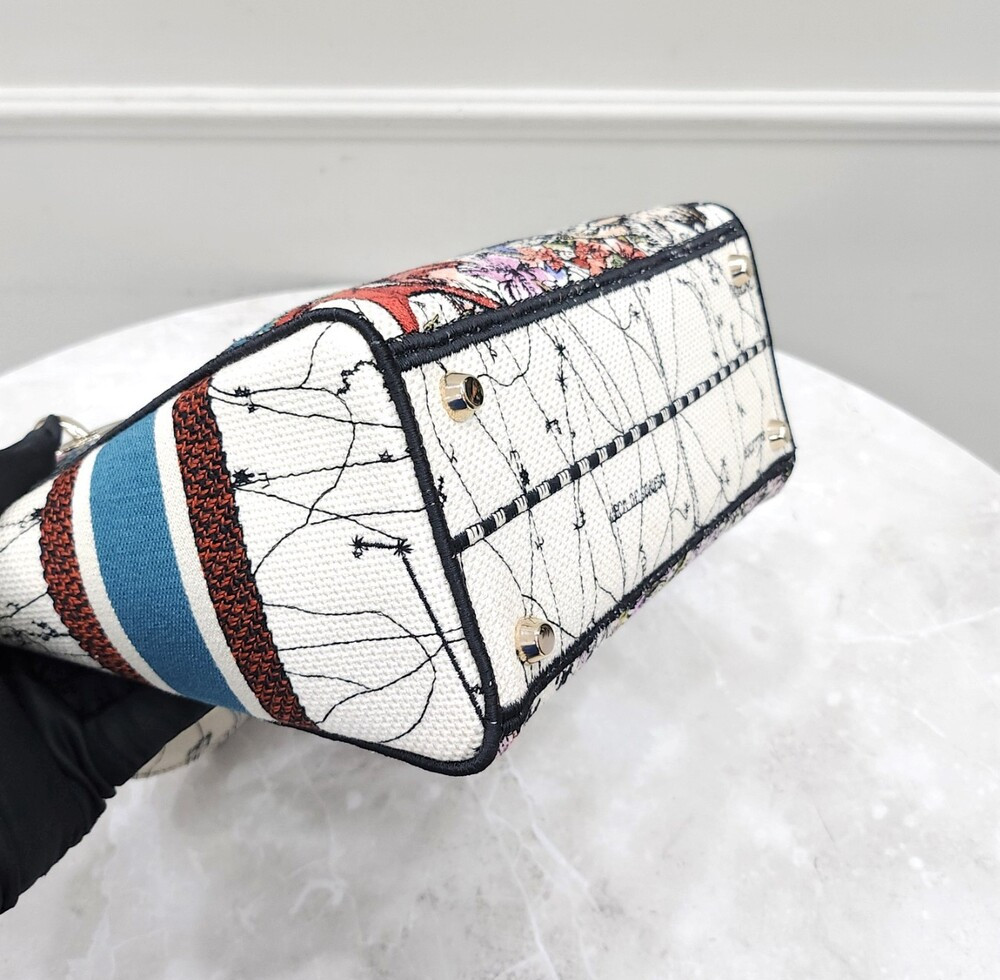 [럭스유] 디올 자수 레이디 디라이트 백 미디엄 라떼 멀티