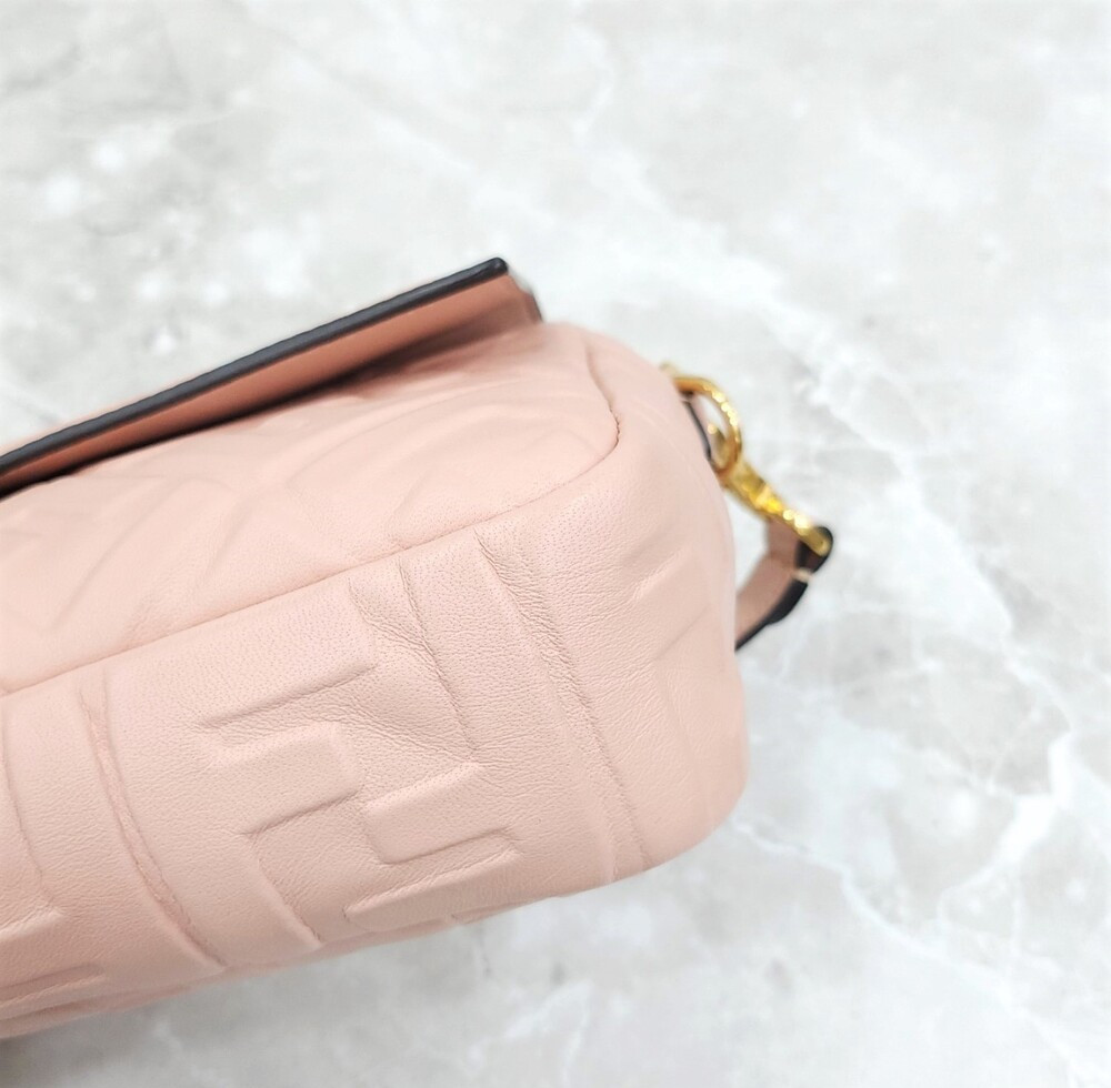 [럭스유] 펜디 아이코닉 핑크 레더 바게트 숄더백 8BR600