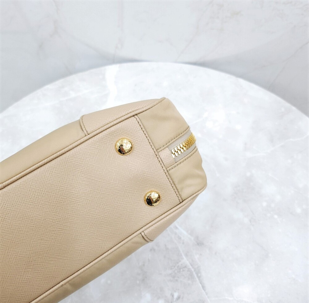 [럭스유] 프라다 리에디션 1978 미디엄 리나일론 및 사피아노 투핸들 백