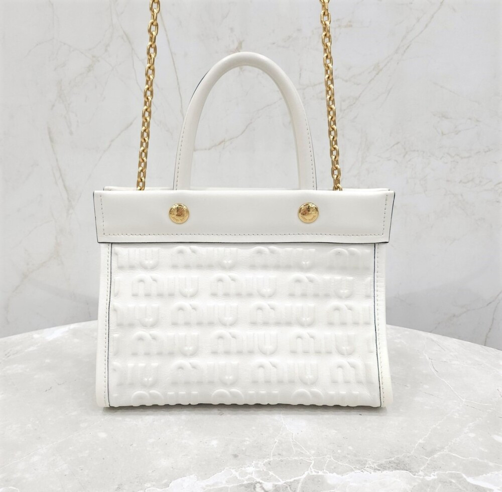 [럭스유] 미우미우 화이트 엠보스드 로고 토트 숄더백 5BA243