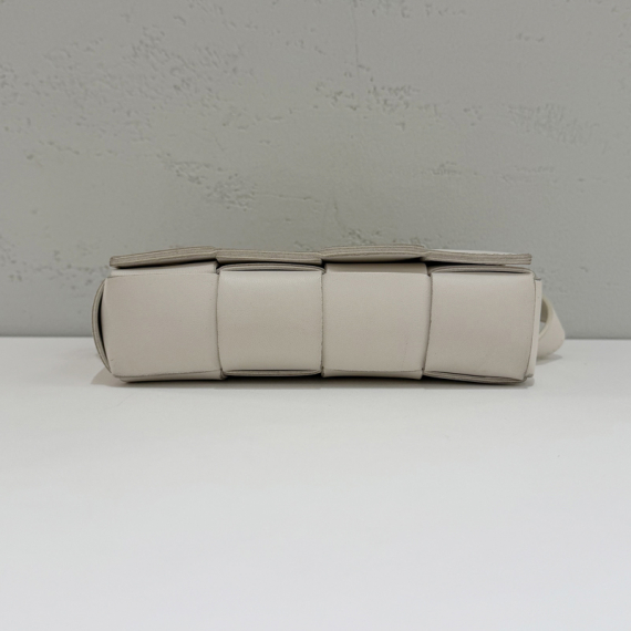 보테가베네타 미니 레더 카세트백 화이트 651053