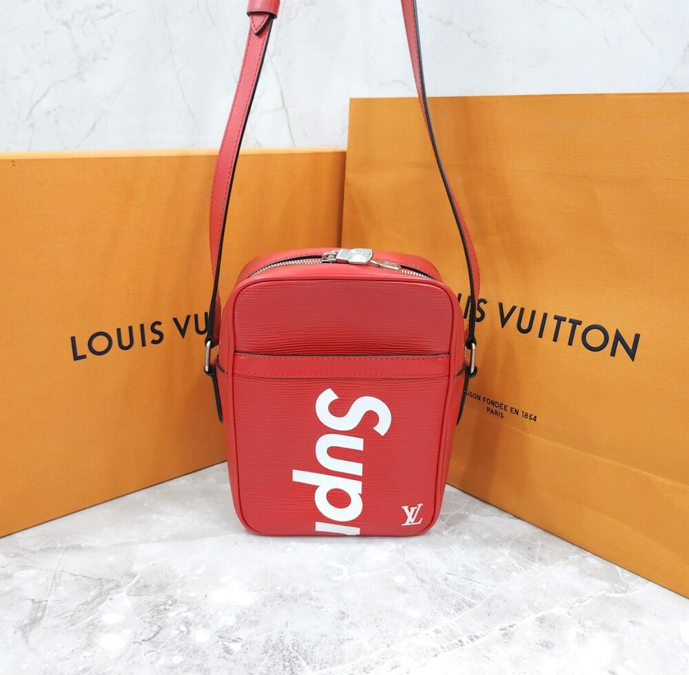 [럭스유] 루이비통 X 슈프림 한정판 레드 에피 다뉴브 크로스백
