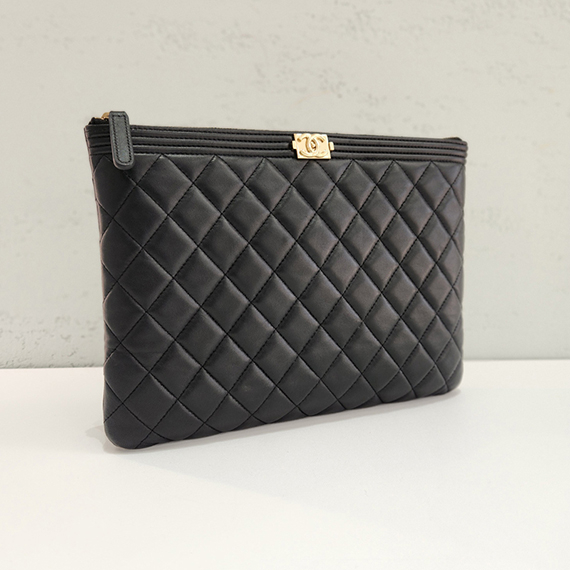 샤넬 램스킨 금장 보이 클러치 미듐 21번대 A84406