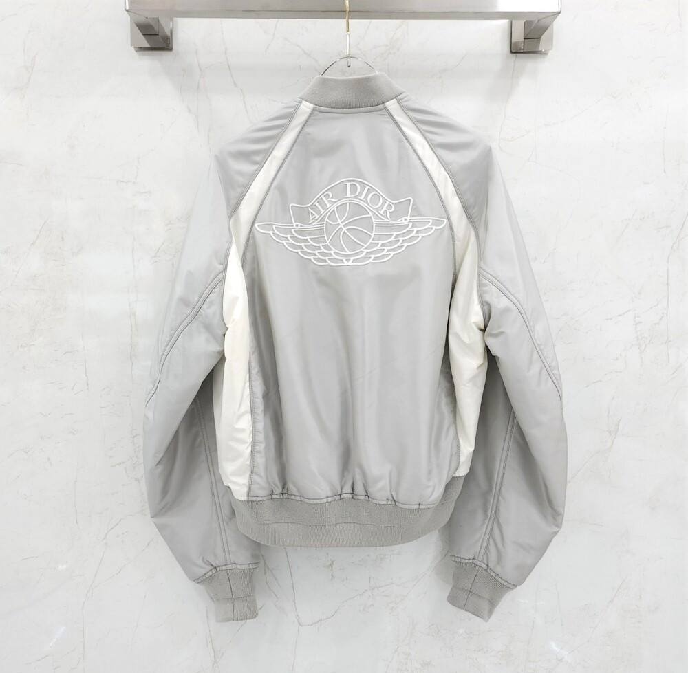 [럭스유] (새상품) 46 / 디올 X 에어 조던 한정판 그레이 윙 로고 자수 바시티 자켓