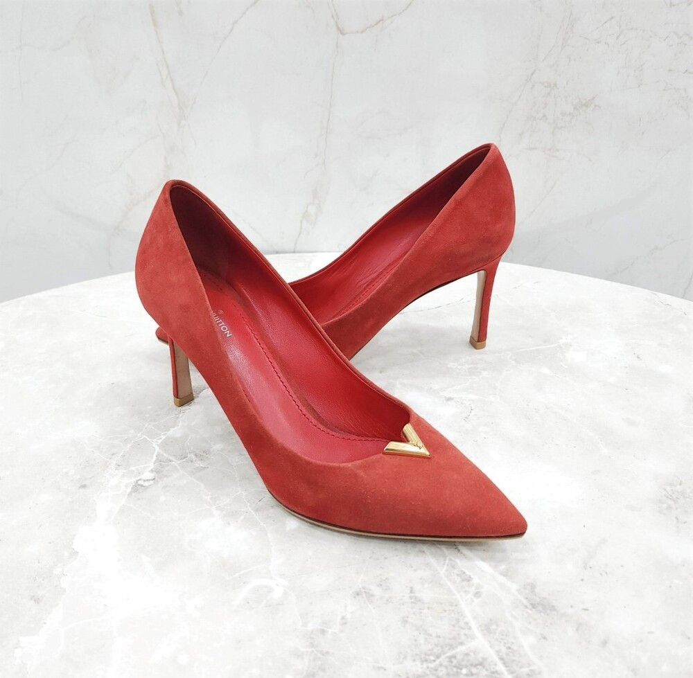 [럭스유] 37.5 / 루이비통 레드 V로고 스웨이드 하이힐