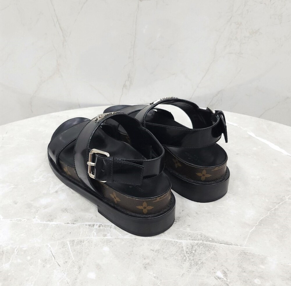 [럭스유] 38 / 루이비통 메탈로고 플랫 컴포트 뮬 샌들