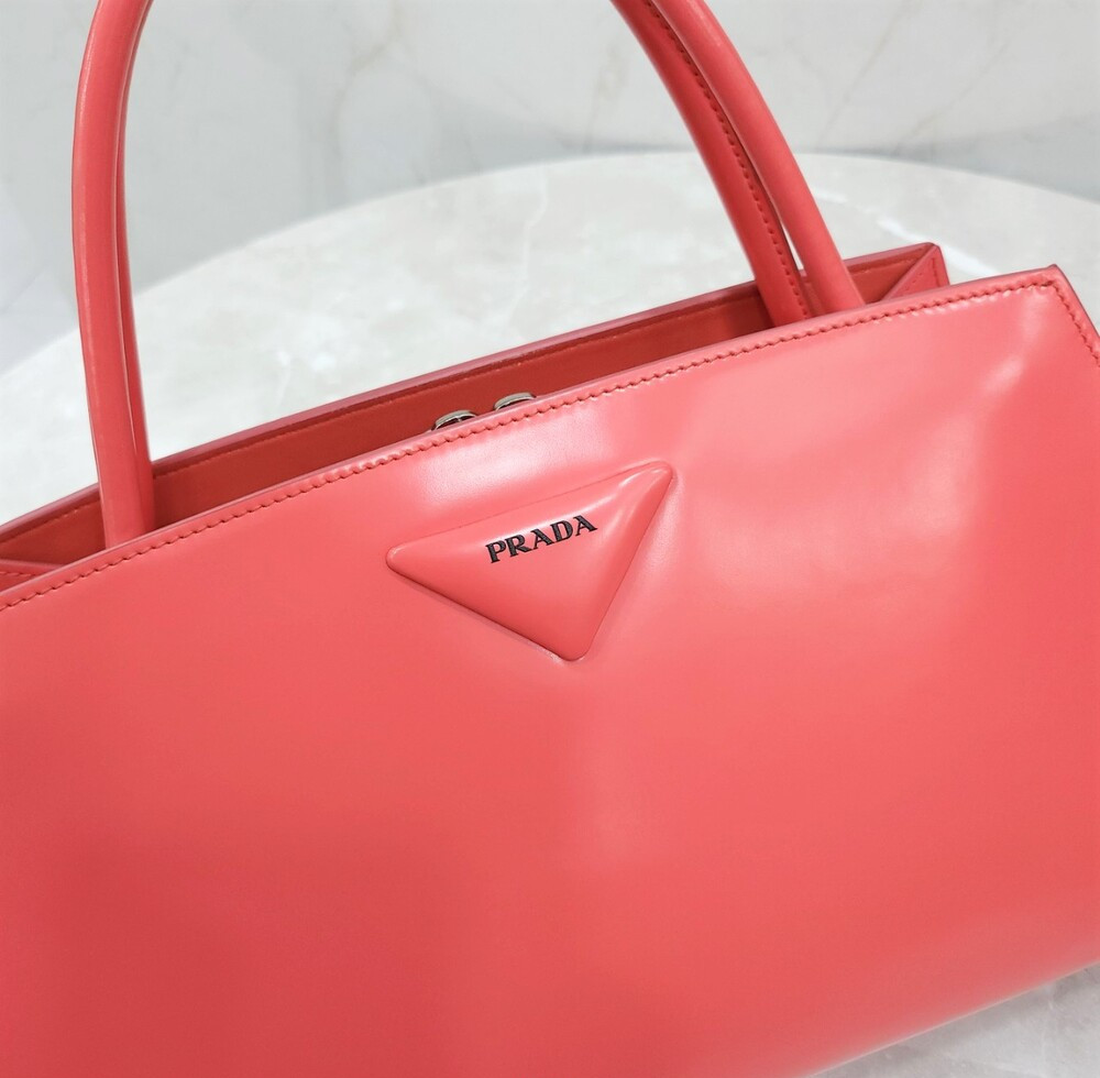 [럭스유] 프라다 핑크 삼각로고 브러쉬 레더 토트백