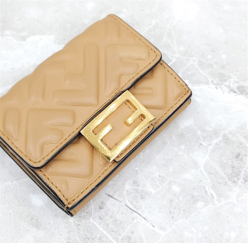 [럭스유] 펜디 바게트 마이크로 나파 트리폴드 지갑 8M0395