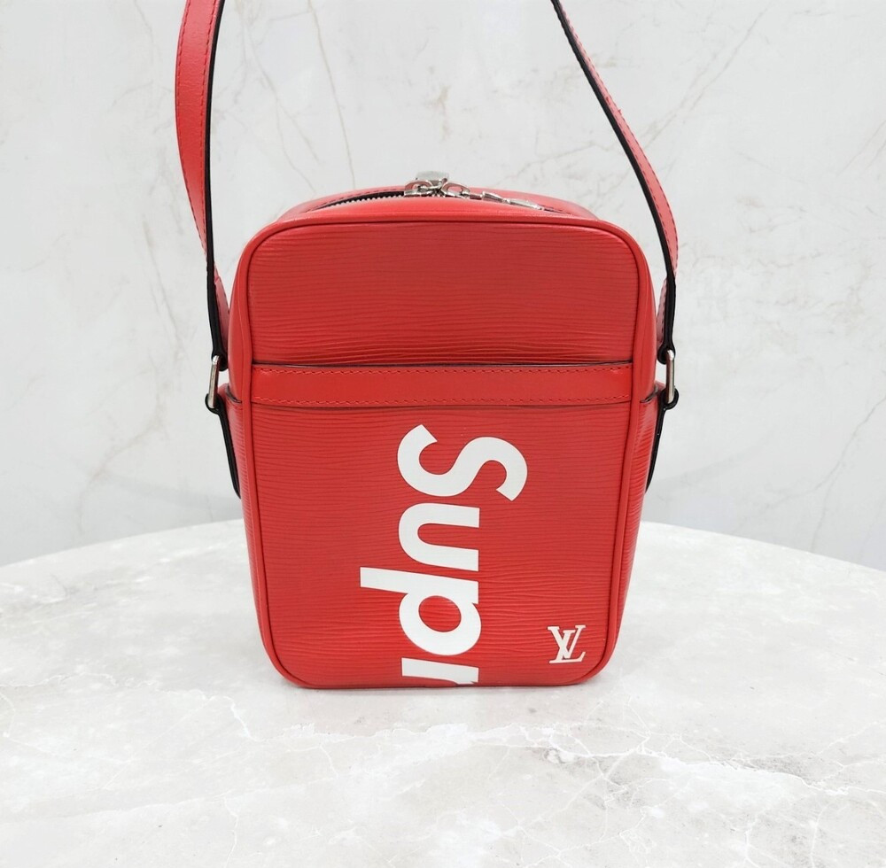 [럭스유] 루이비통 X 슈프림 한정판 레드 에피 다뉴브 크로스백