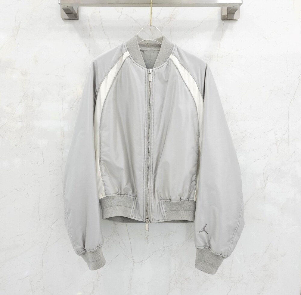[럭스유] (새상품) 46 / 디올 X 에어 조던 한정판 그레이 윙 로고 자수 바시티 자켓