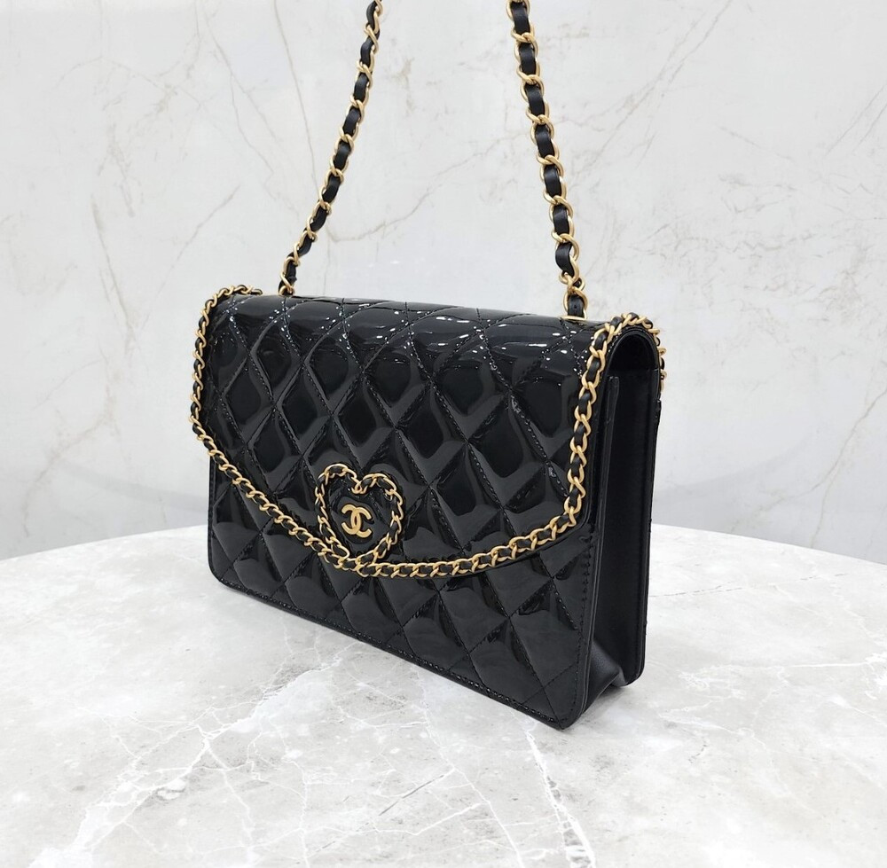 [럭스유] 샤넬 24C 하트 CC로고 페이던트 플랩 체인 숄더백 AS4900