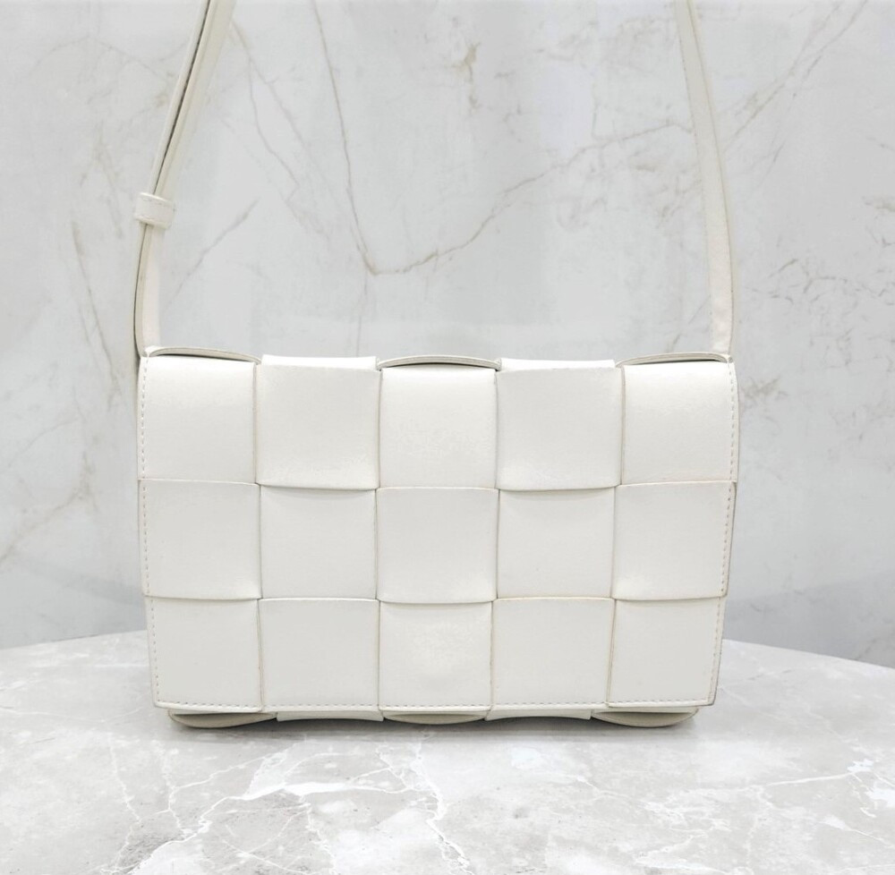 [럭스유] 보테가베네타 화이트 카세트 인트레치아토 크로스바디 백