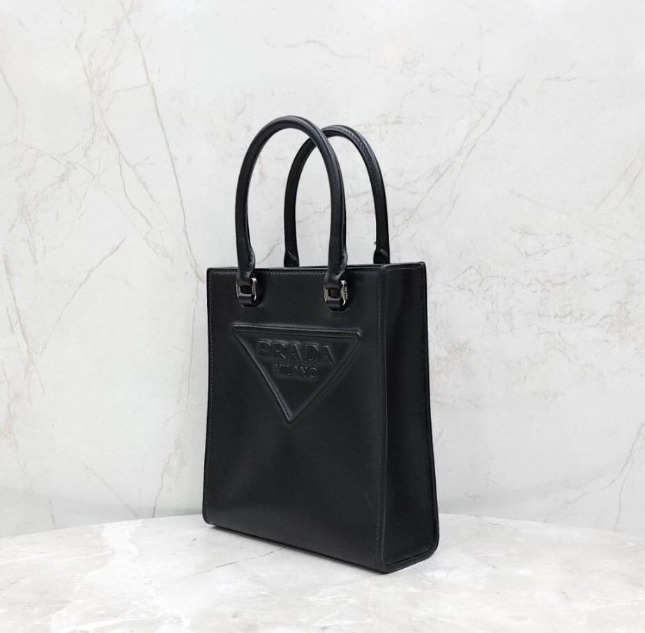 [럭스유] 프라다 엠보싱 삼각로고 레더 토트백
