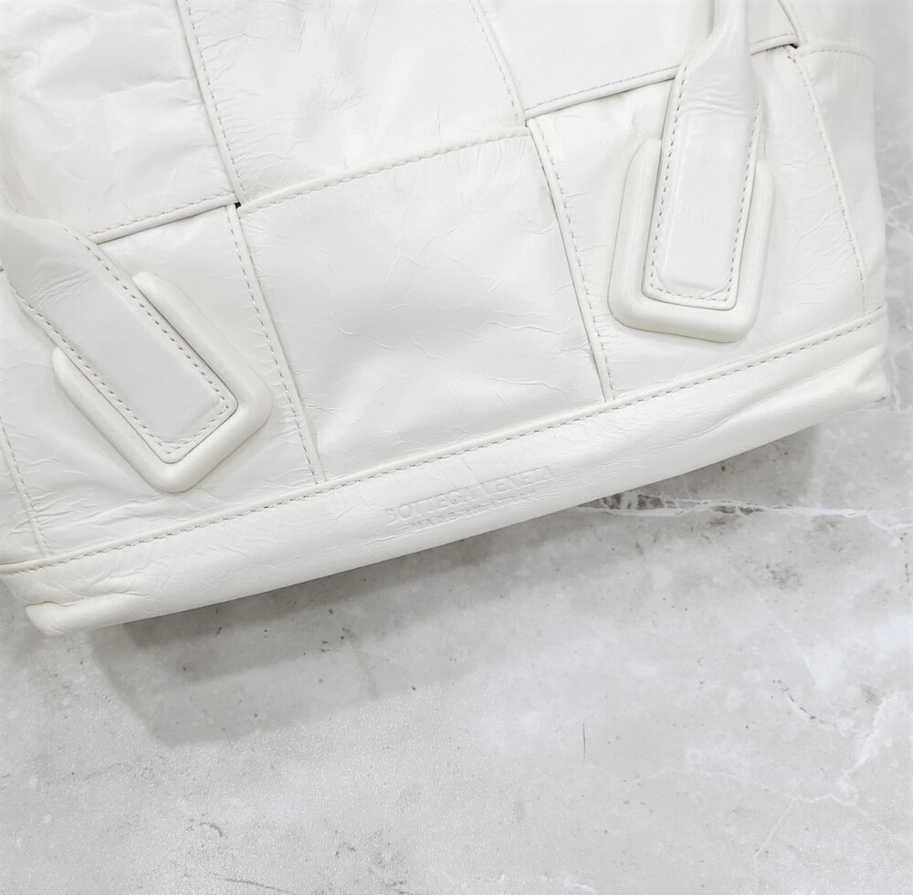 [럭스유] 보테가베네타 화이트 인트레치아토 아르코 백 스몰 666873