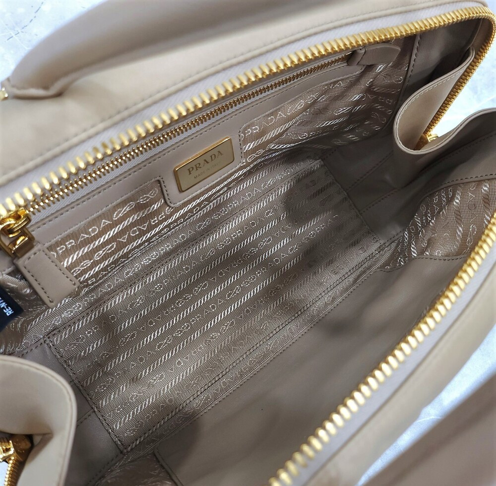 [럭스유] 프라다 리에디션 1978 미디엄 리나일론 및 사피아노 투핸들 백