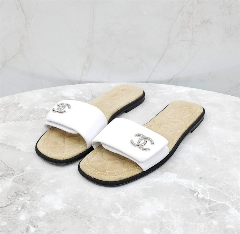 [럭스유] 38 / 샤넬 CC로고 화이트 레더 뮬 슬리퍼