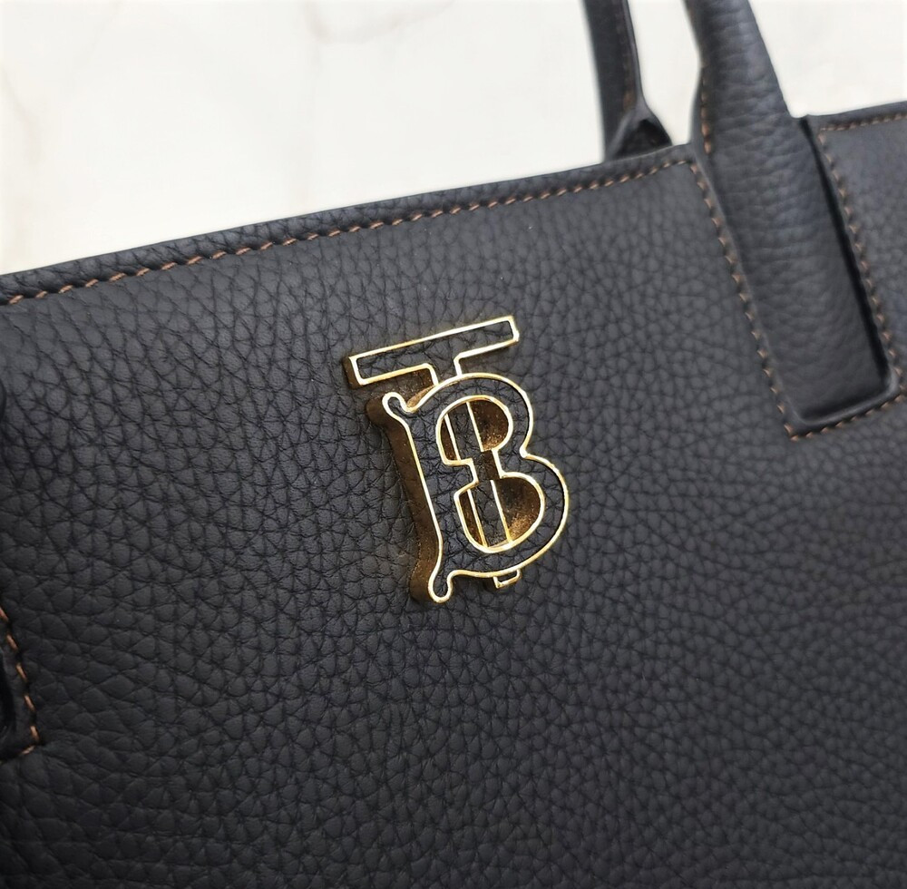 [럭스유] 버버리 TB 그레이니 레더백 미디엄 8049042