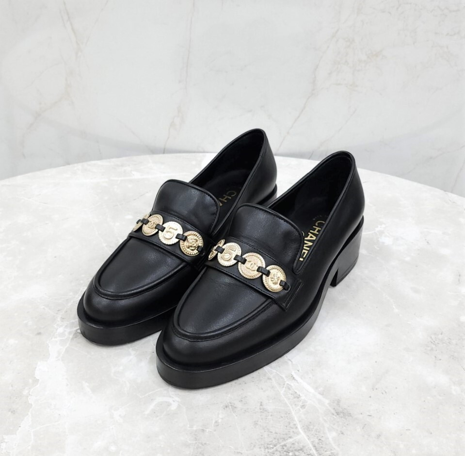 [럭스유] 35.5 / 샤넬 메달리온 코인 레더 로퍼