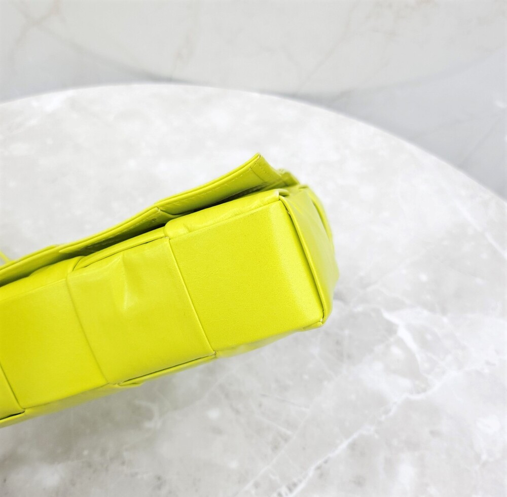 [럭스유] 보테가베네타 네온 카세트 크로스바디 백