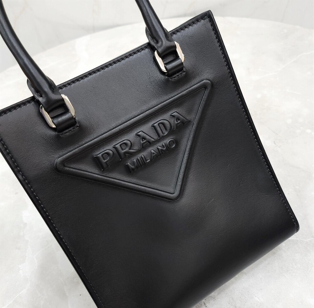 [럭스유] 프라다 엠보싱 삼각로고 레더 토트백