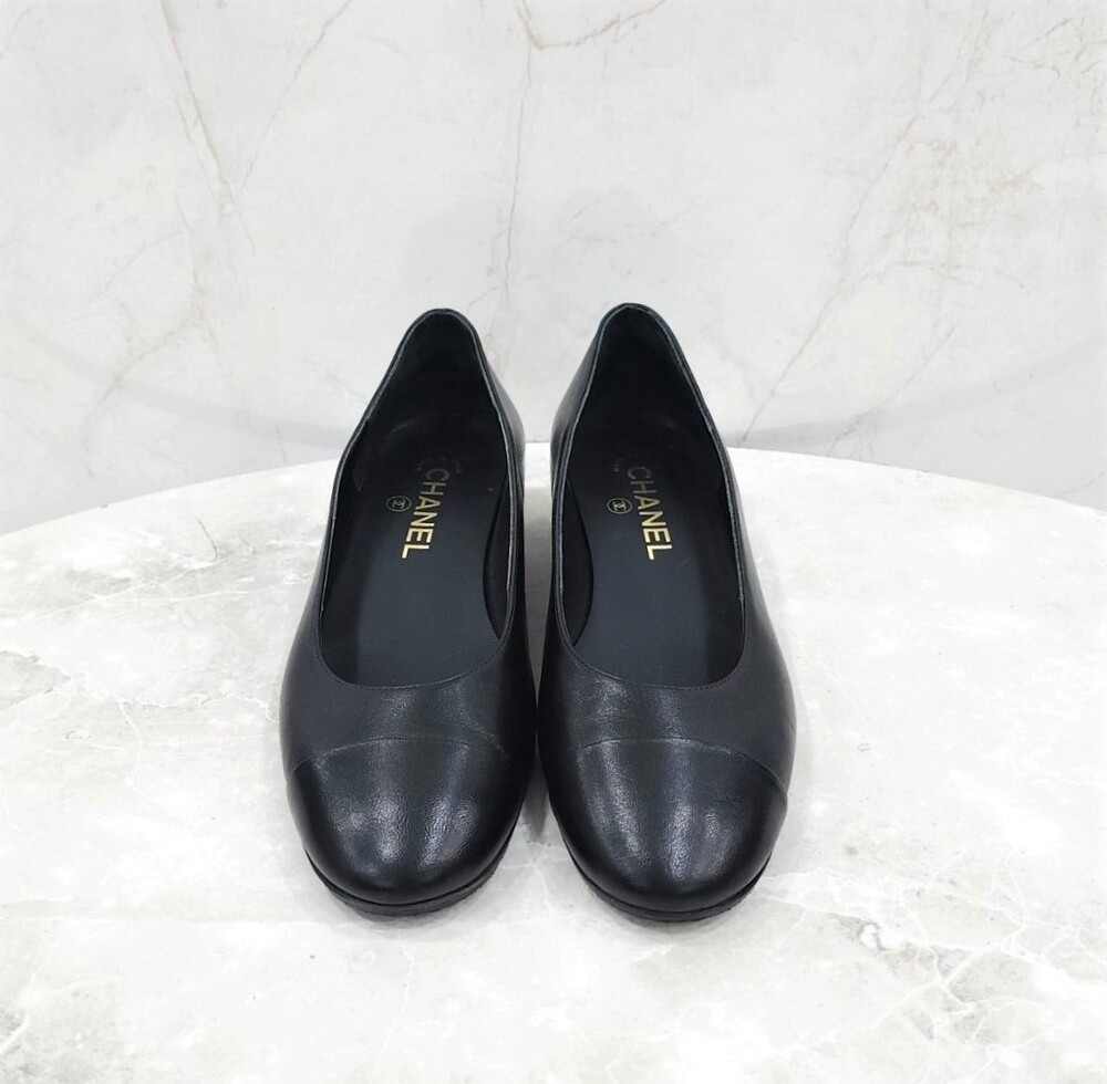 [럭스유] 38.5 / 샤넬 CC로고 진주 레더 펌프스