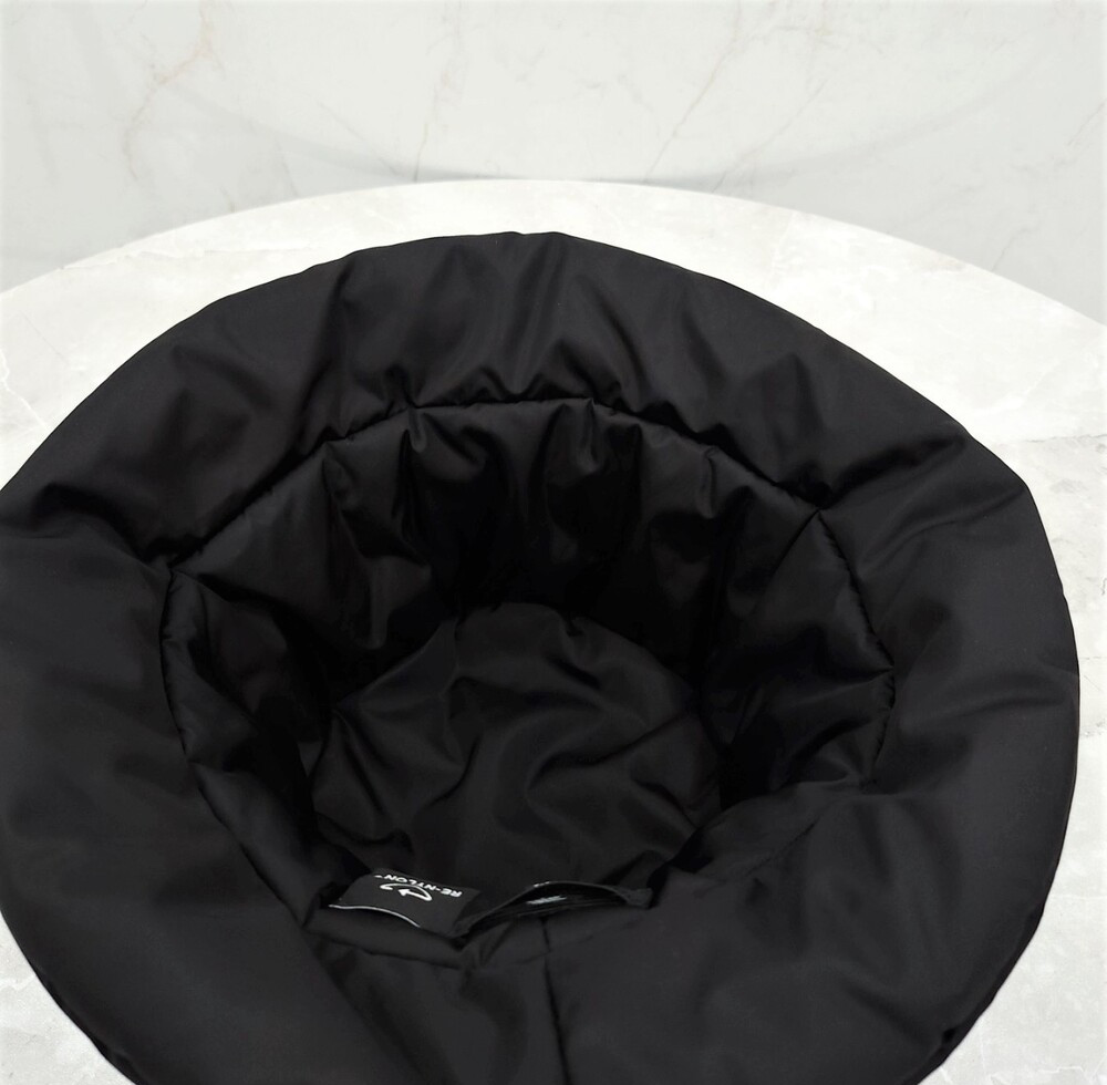 [럭스유] (새상품) 프라다 삼각로고 패딩 버킷햇 M 2HC248