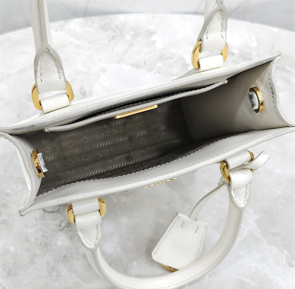 [럭스유] 프라다 화이트 사피아노 레더 미니 크로스백 1BA358