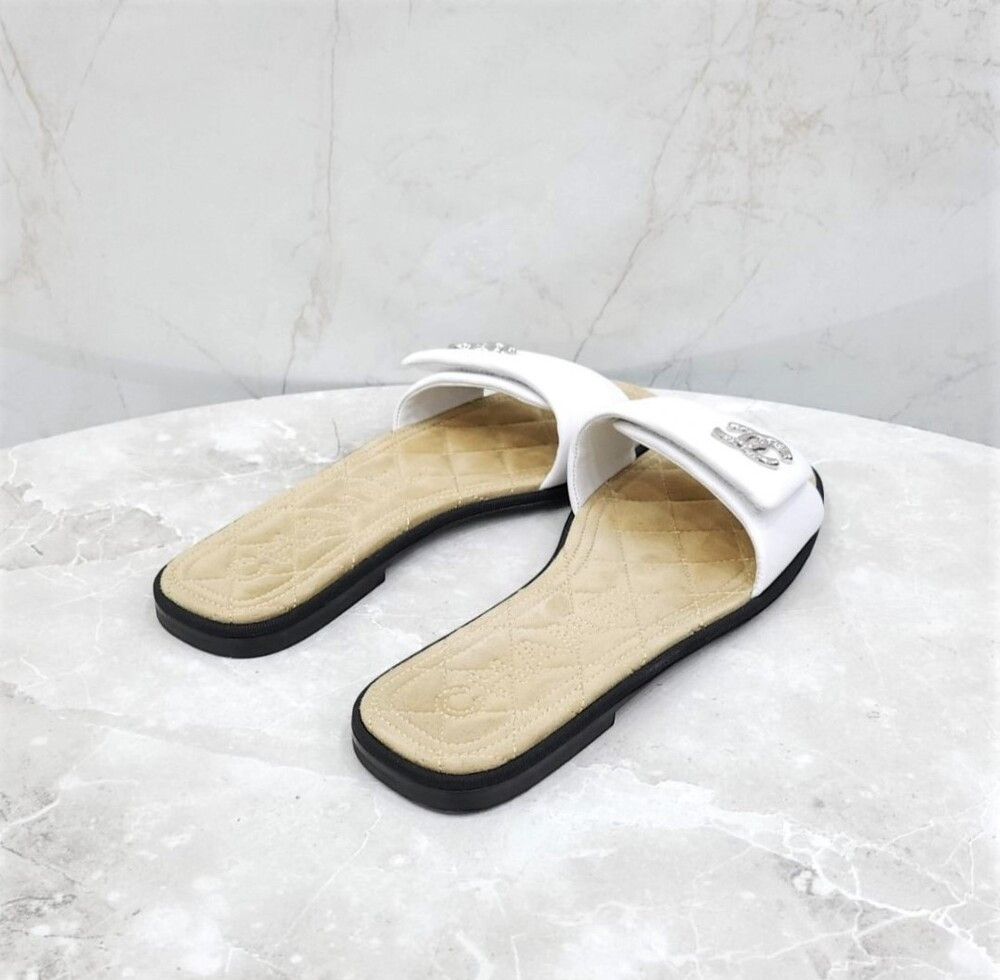 [럭스유] 38 / 샤넬 CC로고 화이트 레더 뮬 슬리퍼