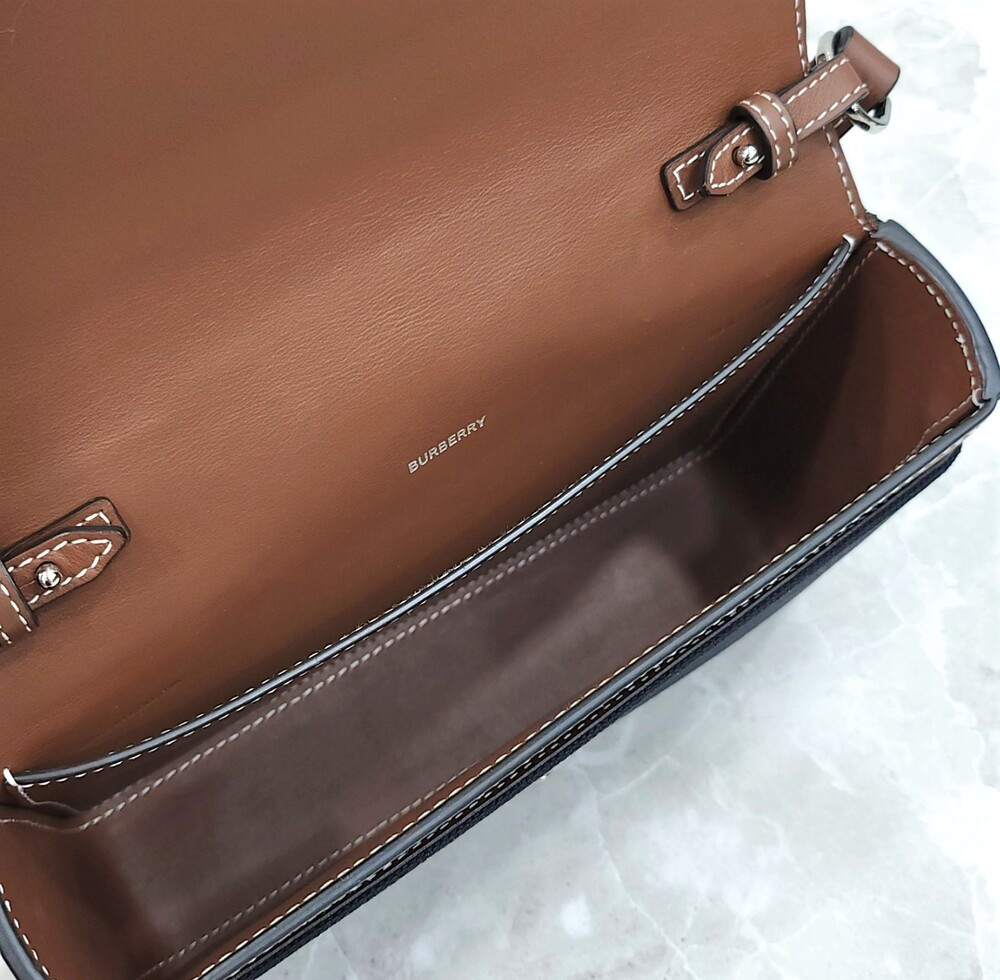 [럭스유] 버버리 테크니컬 코튼 노트 미니 크로스백 8055181