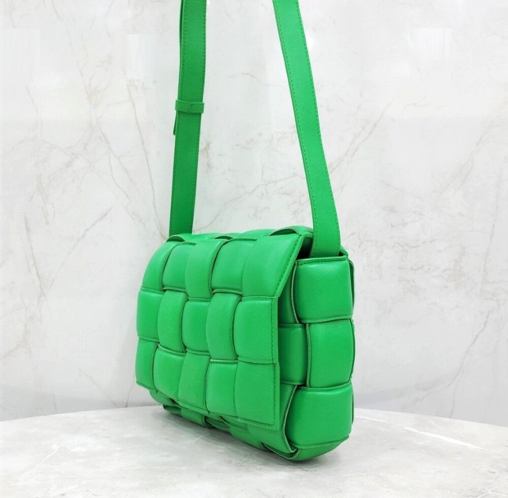 [럭스유] 보테가베네타 그린 인트레치아토 패딩 카세트 크로스백 591970